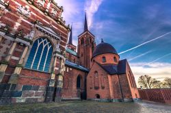 Panorama della cattedrale di Saint Luke a Roskilde, Danimarca. Le sue guglie gemelle dominano lo skyline della città - © RPBaiao / Shutterstock.com