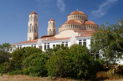 Panorama della chiesa cristiano ortodossa di Limassol, Cipro. Ai due campanili si abbinano la grande cupola centrale.



