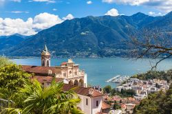 Panorama della Chiesa della Madonna del Sasso sopra il lago di Locarno in Svizzera