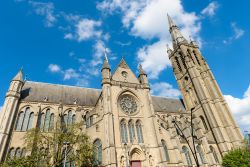 Panorama della chiesa di San Martino a Arlon, Vallonia, Belgio. L'edificio di culto cattolico si distingue nel paesaggio urbano per la sua alta torre e lo stile architettonico.
