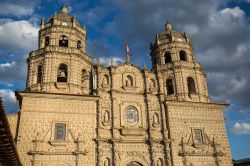 Panorama della chiesa La Merced al tramonto a Cajamarca, Perù. Si presenta con una facciata riccamente decorata e impreziosita da sculture - © Christian Vinces / Shutterstock.com
 ...