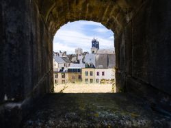 Panorama della città attraverso una cannoniera del castello di Sedan, Francia. Siamo nel dipartimento delle Ardenne - © vvoe / Shutterstock.com