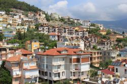 Panorama della città di Alanya, Turchia. Alanya è stata sottoposta a diverse dominazioni che si sono succedute nel corso dei secoli variando così man mano il suo nome - Voronchikhina ...