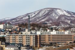 Panorama della città di Asahikawa con le montagne innevate sullo sfondo, isola di Hokkaido, Giappone. Questa località sorge in una vallata  - © Artit Wongpradu / Shutterstock.com ...