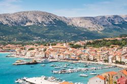 Panorama della città di Baska, isola di Krk, Croazia. Questo tranquillo villaggio di pescatori si è trasformato nel corso degli anni in una località turistica emergente ...