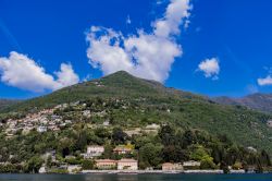 Panorama della città di Cernobbio, lago di Como, Lombardia. Nota da tempo immemorabile per la bellezza del suo paesaggio, Cernobbio è stata spesso celebrata da artisti, scrittori ...