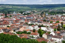 Panorama della città di Epernay vista dalla torre visitabile di Castellane, Francia. Questa località francese è uno dei principali centri di produzione del vino champagne ...