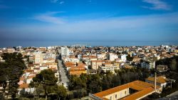Panorama della città di Giulianova in Abruzzo e il Mare Adriatico