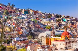 Panorama della città di Guanajuato (Messico): gli antichi palazzi dalle facciate variopinte. In primo piano la chiesa di San Roque.
