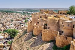 Panorama della città di Jaisalmer dall'antica fortezza, Rajasthan, India. Sito Patrimonio dell'Umanità, il forte venne costruito nel 1156 dal regnante Rajput Rawal Jaisal ...