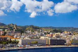 Panorama della città di Messina, Sicilia. Chiamata anticamente con il nome di Zancle, questa bella città è una delle province siciliane più ricche di storia - © ...