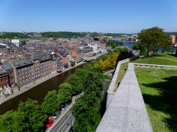 Panorama della città di Namur vista dalla cittadella storica, regione della Vallonia, Belgio. Siamo alla confluenza dei fiumi Mosa e Sambre.

