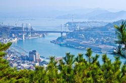 Panorama della città di Onomichi dal monte Senkoji (Chogoku), Giappone. Questa località è oggi uno dei principali punti di comunicazione fra le isole di Shikoku e Honshu.
 ...