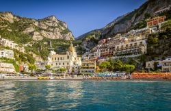 Panorama della città di Positano, il borgo marinaro della Costiera Amalfitana in Campania