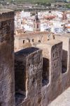 Panorama della città di Sagunto e della chiesa di Santa Maria dalle mura del castello, Valencia, Spagna.

