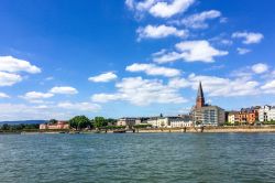 Panorama della città di Wiesbaden, Germania, affacciata sul fiume Reno. Sullo sfondo, a sinistra, il castello di Biebrich.  