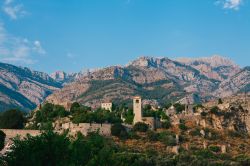 Panorama della città vecchia di Bar con la fortezza, Montenegro, in una giornata autunnale - © Angyalosi Beata / Shutterstock.com 