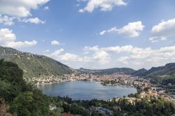 Panorama della città vista dal lago di Como, Lombardia - Uno dei paesaggi incantevoli offerti da questo territorio della Lombardia © Gio.tto / Shutterstock.com