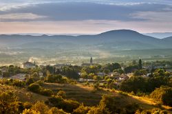 Panorama della cittadina di Barjac, tra le colline del sud della Francia