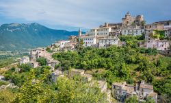 Panorama della cittadina di Capestrano tra le montagne dell'Abruzzo