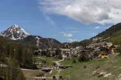 Panorama della cittadina di Claviere, Val di Susa, Piemonte. L'abitato sorge al margine orientale del vasto pianoro del Colle del Monginevro, sulla linea del confine italo-francese. Il centro ...