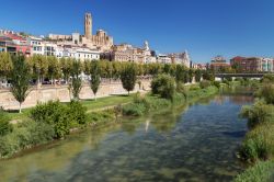 Panorama della cittadina di Lerida con il fiume Segre in primo piano, Catalogna, Spagna.
