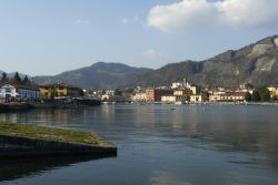 Il panorama della cittadina di Sarnico sul Lago d'Iseo in Lombardia - ©  m.bonotto / Shutterstock.com