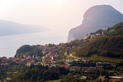 Panorama della cittadina di Tremosine in lombardia con vista sul Lago di Garda