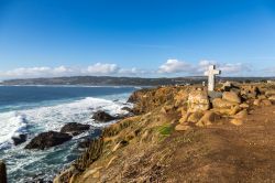 Panorama della costa di Pichilemu con la Croce dei Surfisti, Cile.



