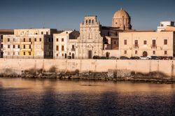 Panorama della costa di Siracusa con edifici e monumenti storici, Sicilia, al calar del sole.

