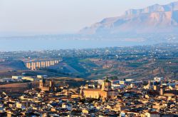 Panorama della costa nord occidentale della Sicilia e il borgo di Alcamo in provincia di Trapani