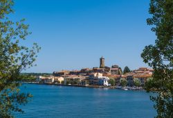 Panorama della costa sud del Lago di Bolsena e il borgo di Marta