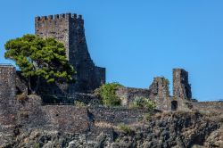 Panorama della fortezza normanna di Aci Castello, Sicilia. Costruito su una cresta di lava, questo suggestivo castello è oggi sede di un museo civico e di un orto botanico aperto al pubblico ...