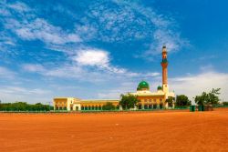 Panorama della Grande Moschea di Niamey, capitale del Niger. La sua costruzione risale al 1970 ed è uno dei simboli della città oltre che del paese.

