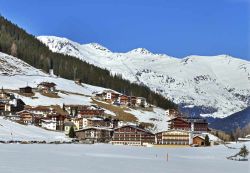 Panorama della località sciistica di Hintertux, Austria. Siamo nelle Alpi dello Zillertal, in Tirolo, dove tutto l'anno è possibile praticare e dedicarsi a discipline alpine.
 ...