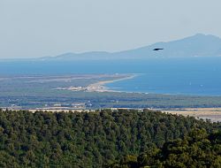 Panorama della Maremma con la foce del fiume Ombrone, Principina a Mare e sullo sfondo l'Argentario