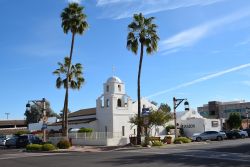 Panorama della Old Adobe Mission nel centro di  Scottsdale, Arizona (USA). Costruito nel 1933, questo monumento storico è uno dei tre in adobe (mattone cotto) rimasti in città ...