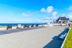 Panorama della passeggiata costiera nella cittadina di Wenningstedt a Sylt, Germania. Questa località è nota per la scogliera bianca e per la tomba Denghoog risalente al 3000 a.C. ...