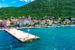 Panorama della piccola cittadina di Trpanj vista dal ferry, Croazia.


