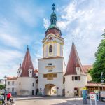 Panorama della porta della Steiner Tor a Krems an der Donau, Austria. Questa graziosa cittadina è situata alla confluenza dei fiumi Krems e Danubio - © milosk50 / Shutterstock.com ...