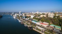 Panorama della riva del fiume Don al crepuscolo, Rostov-on-Don, Russia.

