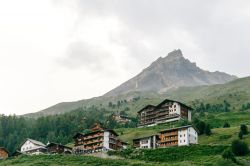 Panorama della Route de Tsallion in una giornata di foschia, Evolene, Svizzera - © Taesik Park / Shutterstock.com