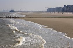 Panorama della spiaggia a Blankenberge, Belgio. I grandi e alti palazzi che caratterizzano la città fanno da cornice al mare del Nord che con le sue acque lambisce il litorale di questo ...