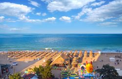 Panorama della spiaggia del Resort Golden Sands a Varna, Bulgaria, in estate. In primo piano giochi e gonfiabili per bambini.
