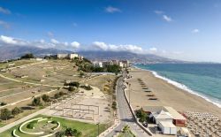 Panorama della spiaggia di Fuengirola, Spagna. Questa cittadina è situata sulla Costa del Sol e offre chilometri e chilometri di litorale sabbioso. Allontanandosi dal centro cittadino ...