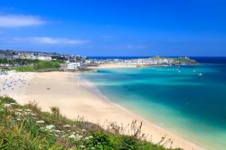 Panorama della spiaggia di Porthminster a St. Ives, Cornovaglia, Regno Unito. E' una delle spiagge cittadine più grandi.
