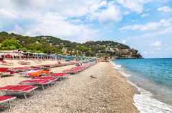 Panorama della spiaggia di Spotorno sul Mar Mediterraneo, Liguria. Il territorio comunale si affaccia sulla costa della Riviera delle Palme fra Punta del Maiolo e Punta del Vescovado - © ...