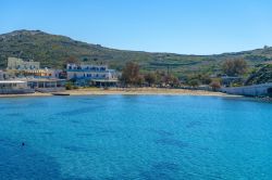 Panorama della spiaggia di Vari sull'isola di Syros, Grecia. Questo tratto di litorale è sabbioso e lambito da acque calme e trasparenti.
