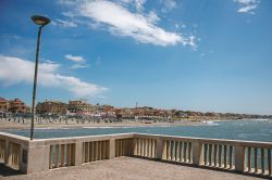 Panorama della spiaggia e della città di Ostia (Roma) da un belvedere in marmo.

