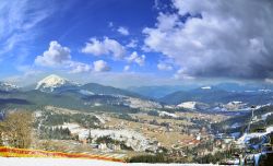 Panorama della stazione sciistica nei monti Carpazi a Bukovel, Ucraina. Si trova nell'oblast di Ivano-Frankivsk in un'area compresa fra i 900 e i 1245 metri di altitudine ed è ...